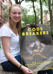 Anna-Lena Kramer mit dem CODE BREAKERS Plakat