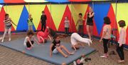 Turnen im Zirkuszelt beim Hoffest der Freizeitstätte Edigheim
