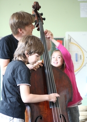 Kinder lernen die Musikinstrumente des Orchesters kennen