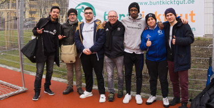 Vertreter von buntkicktgut München und Ludwigshafen beim Straßenfußball-Training: mit buntkicktgut Gründer, Rüdiger Heid (4.v.l.)