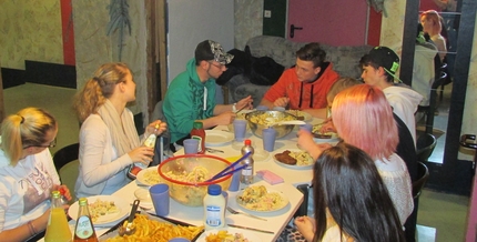 Gemeinsames Essen im Jugendtreff der Freizeitstätte Edigheim Gemeinsames Essen im Jugendtreff der Freizeitstätte Edigheim