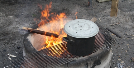 Lagerfeuer zum Kochen auf dem Bauspielplatz