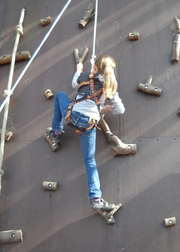 Die Kletterwand auf dem Bauspielplatz